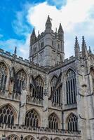 gótico catedral fachada en contra un azul cielo con nubes en baño, Inglaterra. foto