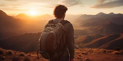 ai generado un foto de un hombre con un mochila, su cara iluminado por el calentar ligero de amanecer, con montañas en el antecedentes. posterior ver