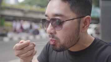 indonesio hombre comiendo oscuro suma asiático calle comida en Jacarta video