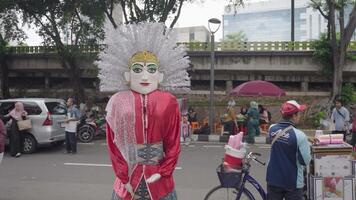 Jakarta, Indonesien Februar 11, 2024 - - ondel-ondel ein groß Marionette Zahl vorgestellt im das Betawi Volk Performance video