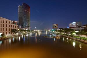 ver de bitexco torre, fif uno torre. Ho chi minh ciudad es el uno de el desarrollado ciudades en Vietnam. viaje concepto foto