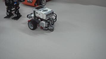 mestiere per robotica classe. robot auto fatto a partire dal Lego costruzione kit e motori. sviluppo di semplice giocattolo Modelli con diverso sensori. Ucraina, kyiv - dicembre 16, 2023. video