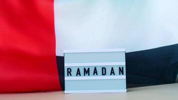 Herzliche Glückwünsche Leuchtkasten mit Text Ramadan winken VAE Flagge auf Hintergrund Konzept. Gruß Karte Werbung. Gedenkfeier Tag Muslim gesegnet heilig Monat Öffentlichkeit Urlaub video