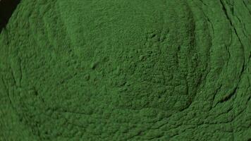 giratorio natural orgánico verde espirulina algas polvo en cuenco en neutral antecedentes. Chlorella algas marinas vegano superalimento suplemento fuente y desintoxicación Copiar espacio sano nutricional antioxidante concepto video
