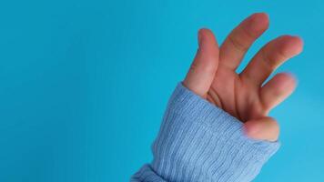Frau gepflegt Hände, stilvoll Beige Nägel. Nahansicht von gepflegt Nägel von weiblich Hand im Blau Sweatshirt im Blau Hintergrund. Winter oder Herbst Stil von Nagel Design Konzept. Schönheit Behandlung. video