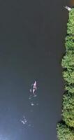 Vertikale oben Aussicht von das Fluss und ein schwebend Kajak. Sommer- Reise und Ferien auf Fluss video