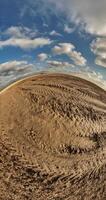 verticaal weinig planeet transformatie met kromming van ruimte tussen velden in blauw lucht met wolken video