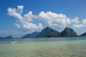 puntos de vista desde un tropical playa en el filipinas foto