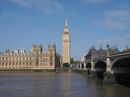 casas de parlamento y Westminster puente en Londres foto