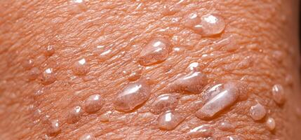 colágeno y hialurón suero gel en piel. salpicaduras de hialurón gel. foto
