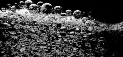ai generado soda agua burbujas salpicaduras submarino en contra negro antecedentes. foto