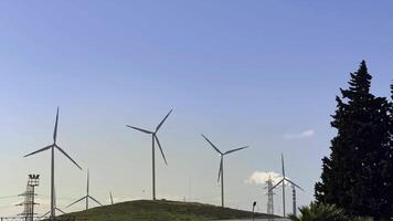 Energie produzieren industriell Zone von Windmühle Turbine video