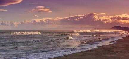 puntos de vista de Pacífico Oceano costa en Kamchatka en rojo puesta de sol foto