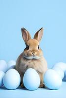 ai generado gris Conejo con azul Pascua de Resurrección huevos en antecedentes. ai generado foto