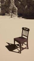 un silla sentado en parte superior de un arenoso playa video