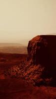 un' maestoso roccia formazione nel il cuore di il deserto catturato a partire dal sopra video