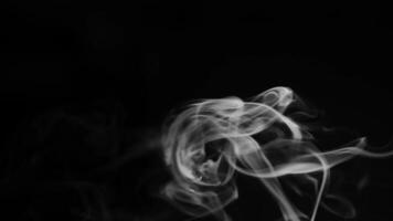 blanco fumar, vapor , niebla nube en negro antecedentes para utilizando en composición y cubrir foto