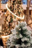 Navidad luces y abeto sucursales. Navidad textura para postales guirnalda con luces en Navidad árbol. un sitio para publicidad. foto