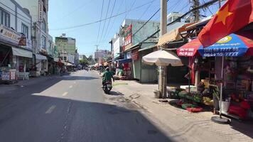 geschäftig Straße Markt Szene im Asien mit Anbieter und Kunden, Hervorheben täglich städtisch Leben und lokal Handel, pho Quoc, Vietnam, 25 Januar 2024 video