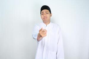 musulmán asiático hombre señalando adelante a cámara con triste expresión aislado en blanco antecedentes foto