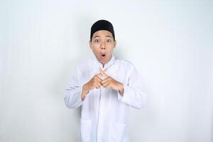 conmocionado asiático hombre musulmán cruzado su dedo aislado en blanco antecedentes foto