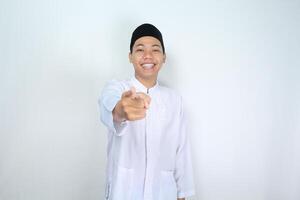 sonriente musulmán asiático hombre señalando a cámara aislado en blanco antecedentes foto
