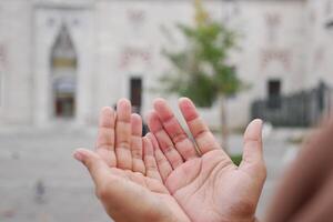 musulmán joven mujer en hijab es Orando en mezquita. foto