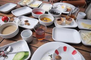 vacío sucio platos en desayuno mesa foto