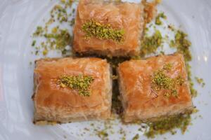 hecho a mano turco postre baklava en mesa foto