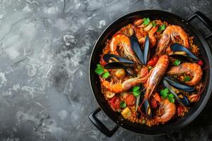 ai generado tradicional Español paella con mariscos, pollo, arroz y vegetales servido en un pan foto