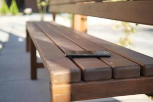 forget smartphone on a park bench, lost smart phone photo