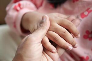 padre participación mano de bebé niño, foto