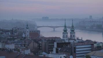 budapest, ungern - dramatisk dimmig horisont stadsbild i de morgon- video