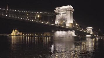 budapest ungern skön szechenyi kedja bro flod Donau modern världens teknik undrar i Europa video