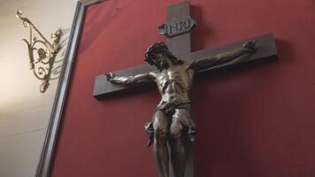 Boedapest, Hongarije - Jezus kruis standbeeld binnen st. stephen's basiliek kerk christen religie video