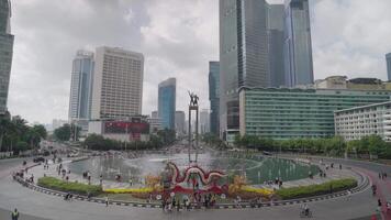 Jacarta, Indonésia fevereiro 11, 2024 - Selamat datar monumento monumen bundaran Oi hotel Indonésia rotunda Visão a partir de halte transjacarta video