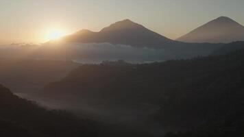 Sonnenaufgang im kintamani bali Indonesien Kaffee Geschäft suchen beim montieren batur Vulkan Decke Wolken im das Morgen video