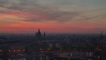 Budapest Hungría - S t Stephens basílica - amanecer hora lapso video