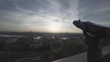 Boedapest, Hongarije - dramatisch mistig horizon stadsgezicht in de ochtend- video