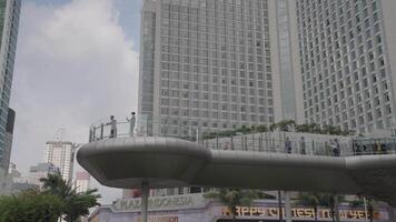 Jakarta, Indonesien Februar 11, 2024 - - Selamat Daten Monument Denkmal bundaran Hallo Hotel Indonesien Kreisel Aussicht von halten halten Transjakarta video