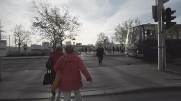 budapest, ungern cirka 2015 - gående i de stad gata i de morgon- dag tid pendling video