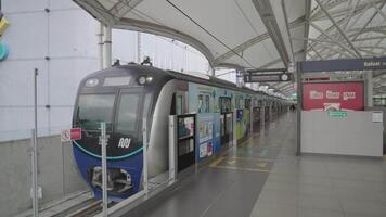 jakarta, indonesien februari 11, 2024 - massa snabb genomresa jakarta mrt tunnelbana rutt offentlig transport video