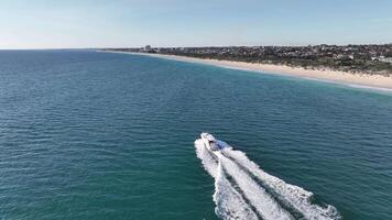 bateau luxe blanc le sable turquoise mer gens en marchant ville plage perth Australie aérien 4k video