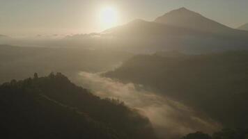 soluppgång i kintamani bali indonesien kaffe affär ser på montera batur vulkan filt moln i de morgon- video