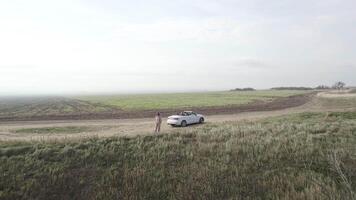 blanc convertible avec fille suivant à sa sur une falaise video