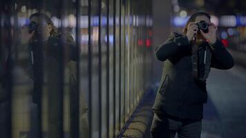 manlig resande tar Foto på fullt med folk urban stad gata på natt video