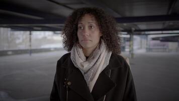 levensstijl portret van twee jong Dames aan het kijken toren gebouw samen video