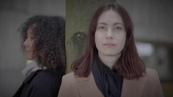 levensstijl portret van twee jong Dames aan het kijken toren gebouw samen video