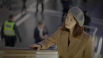 de moda joven hembra persona de viaje dentro estación de tren utilizando escaleras video