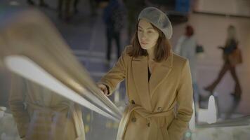 stilvoll elegant Frau Stehen auf Rolltreppe pendeln im das Stadt video